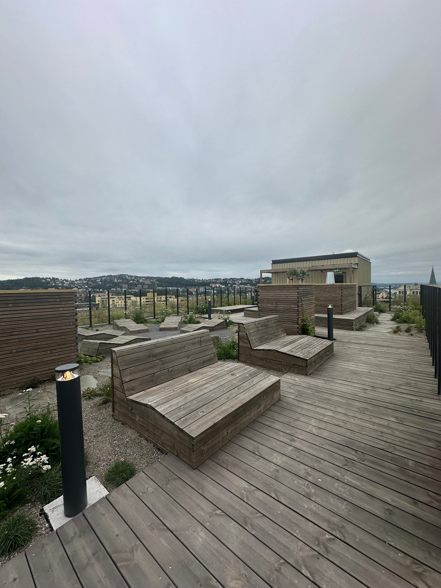 Romslig takterrasse med adkomst via heis Galleribilde