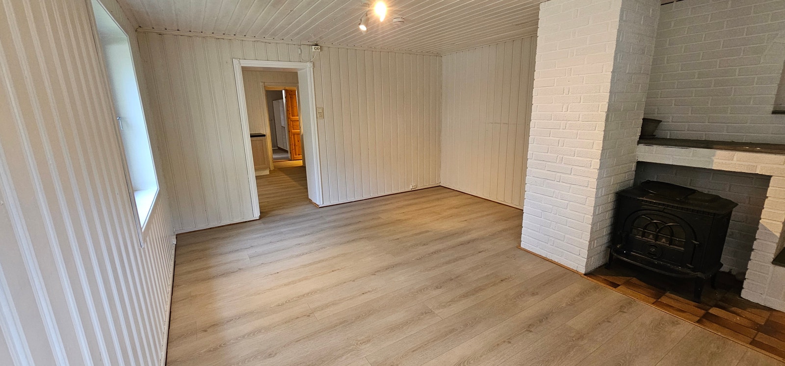 Stue, fyringsmuligheter, varmepumpe og gulvvarme Galleribilde