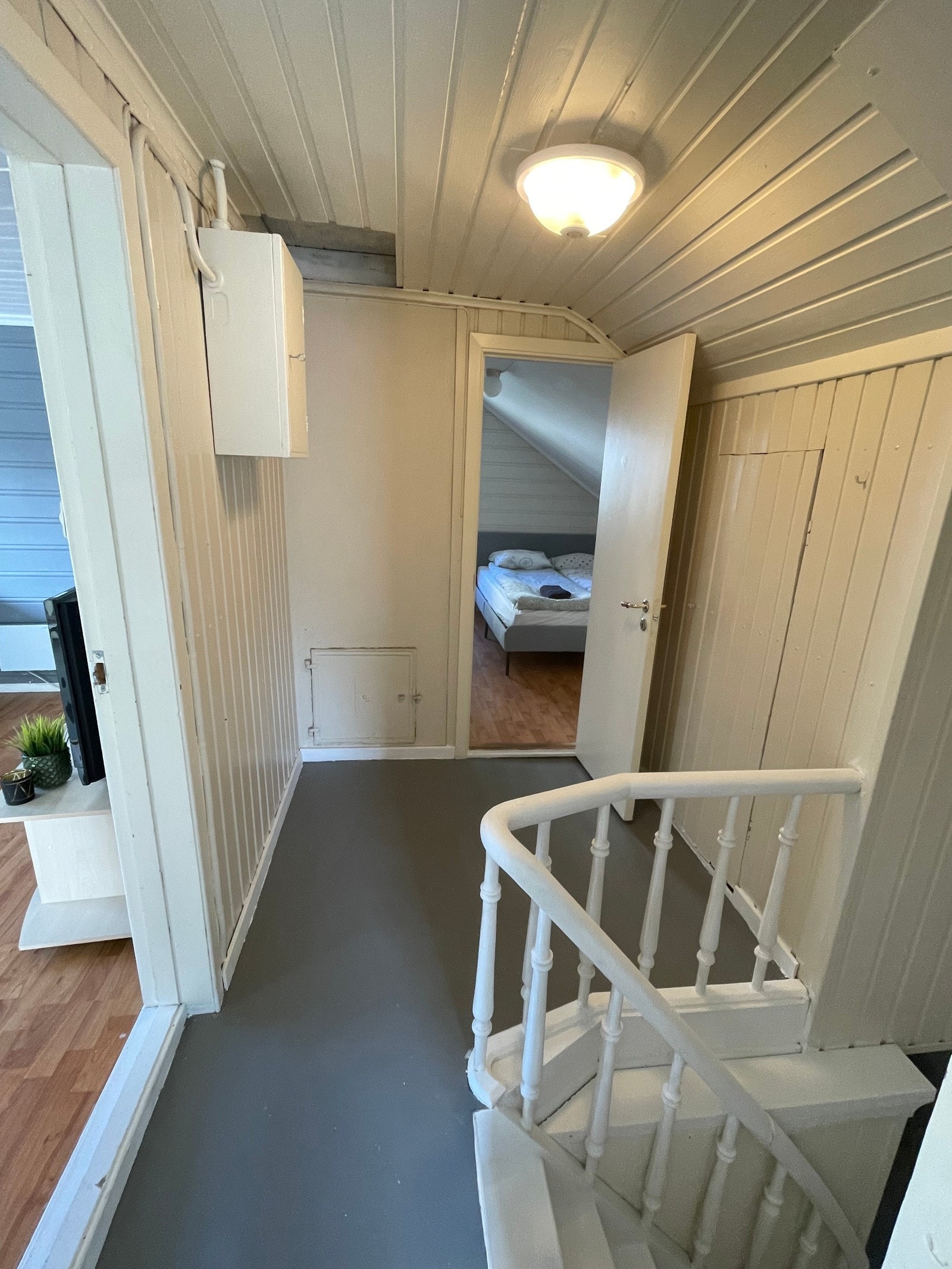 Gang oppe i leiligheten (10/13) Galleribilde