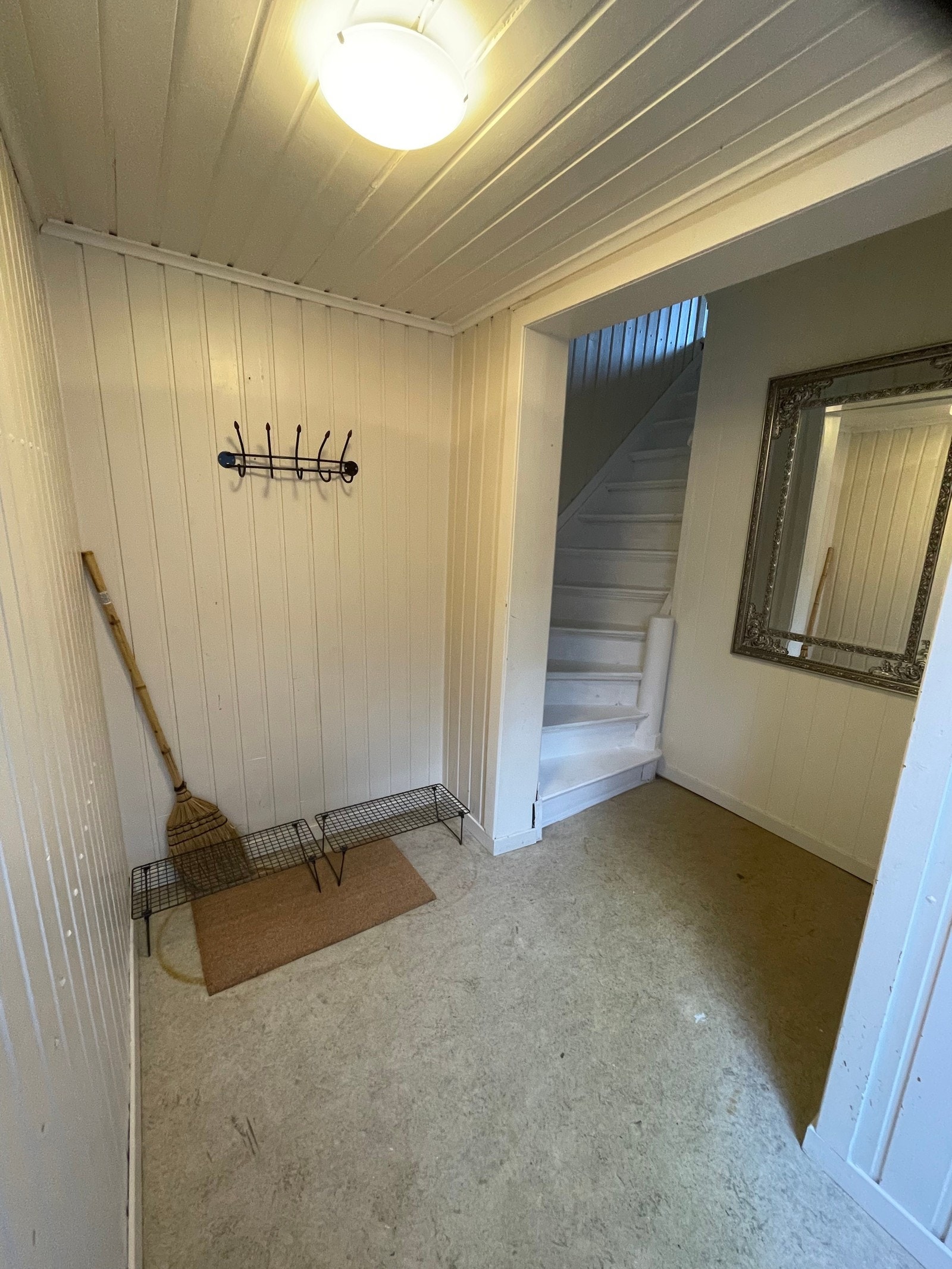 Entre med trapp opp til leiligheten (11/13) Galleribilde