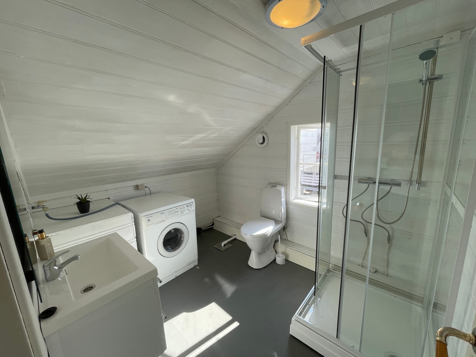 Bad med dusjkabinett og vaskemaskin (7/13) Galleribilde