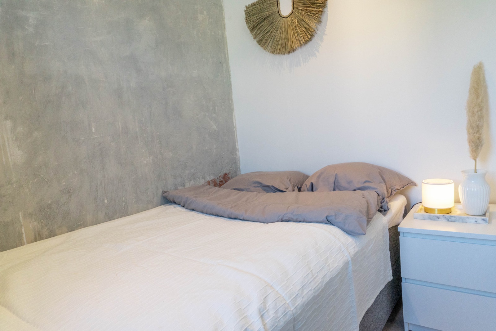 Sovealkove (120 seng med oppbevaringsskuff under) kommode inkl Galleribilde