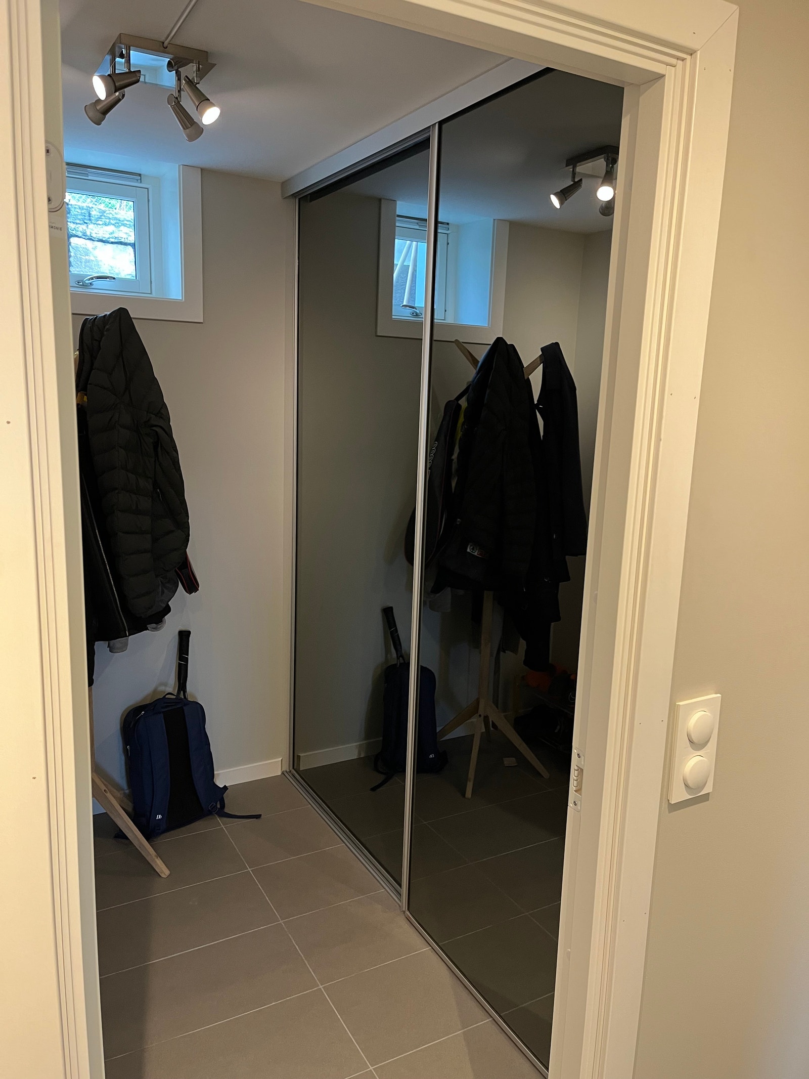Garderobe /Bod med skyvedørs fronter og innredning Galleribilde