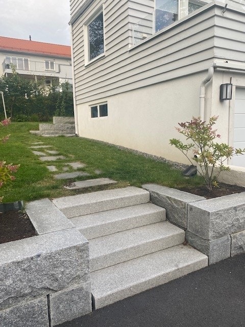 Egen inngang/trapp på venstre side av huset. Galleribilde