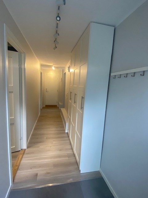 Gang med skap Galleribilde