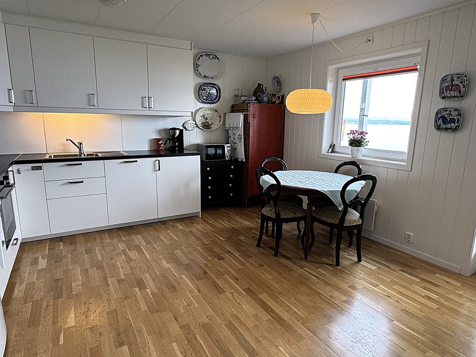 Kjøkkendel med god plass til spisebord. Galleribilde