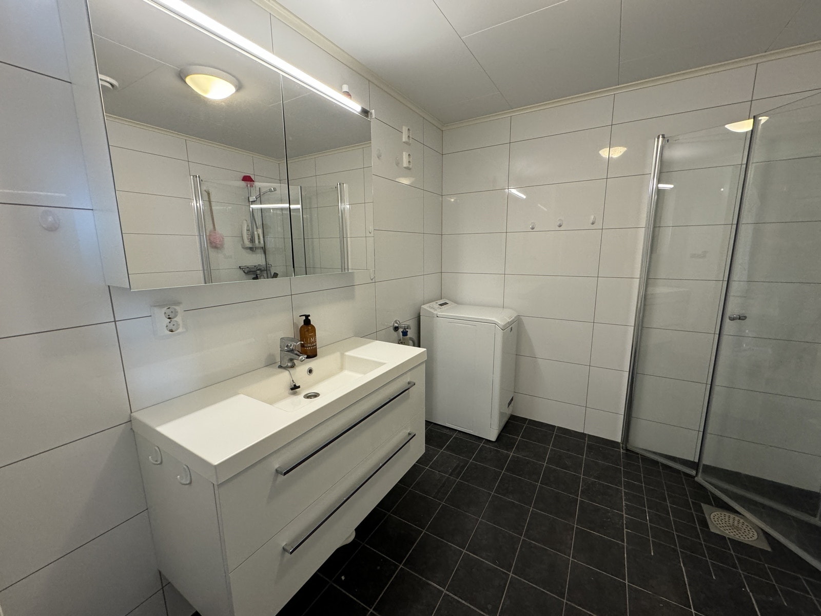 Bad med speilskap og opplegg for vaskemaskin. Galleribilde