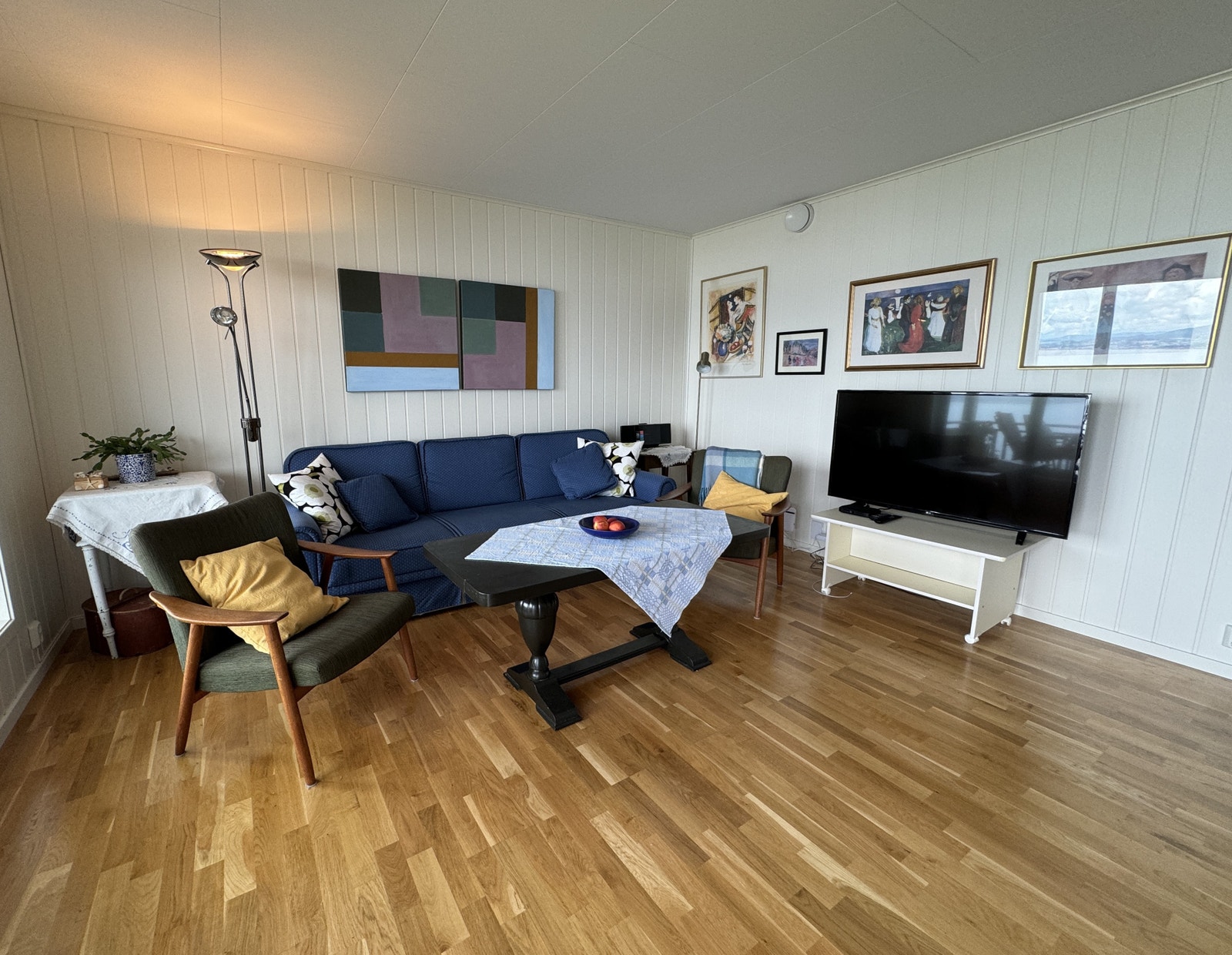 Stue med plass til sittegruppe og TV. Galleribilde