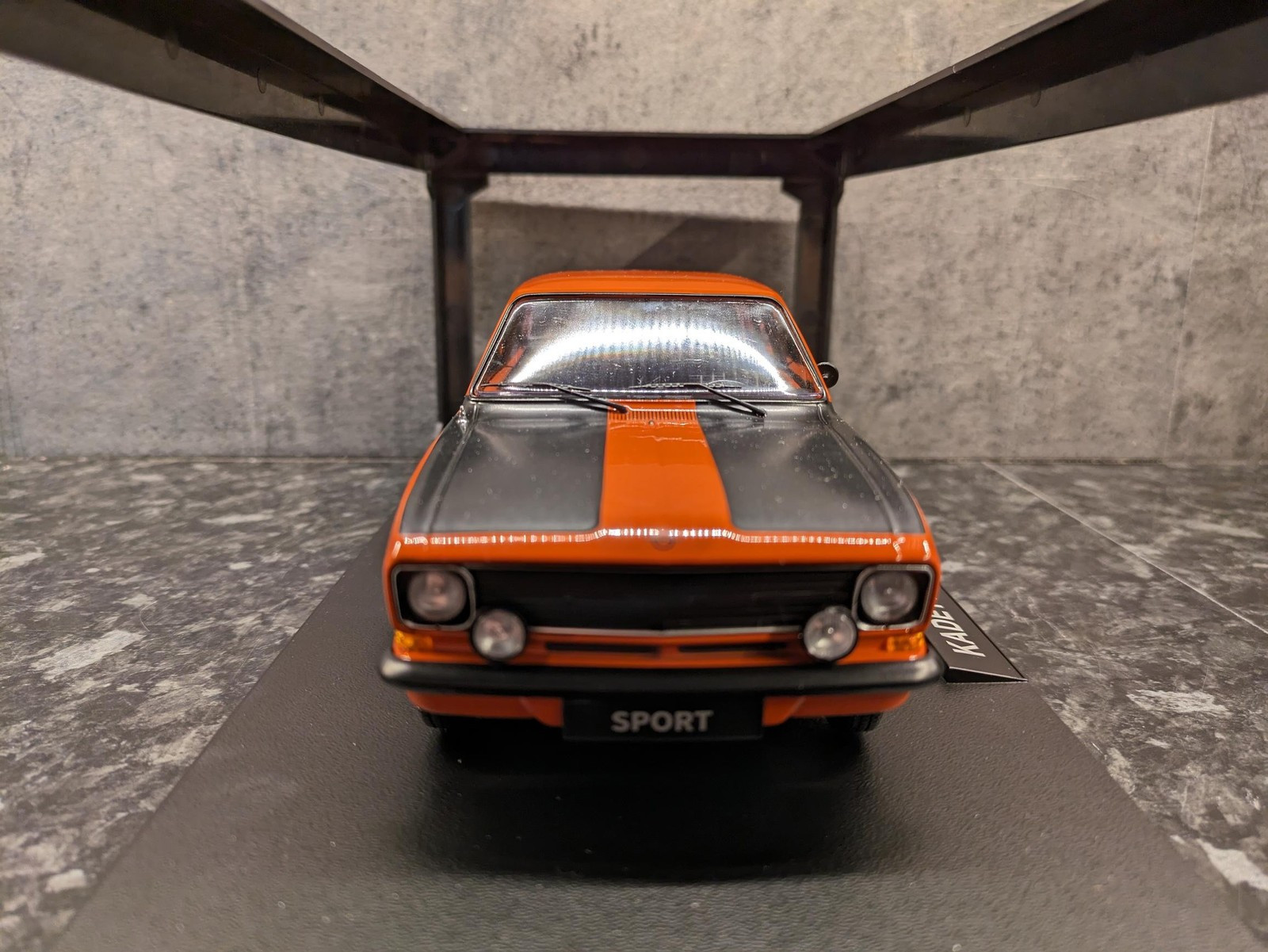 Opel Kadett B Sport - 1973 modell - rød/svart lakk - KK