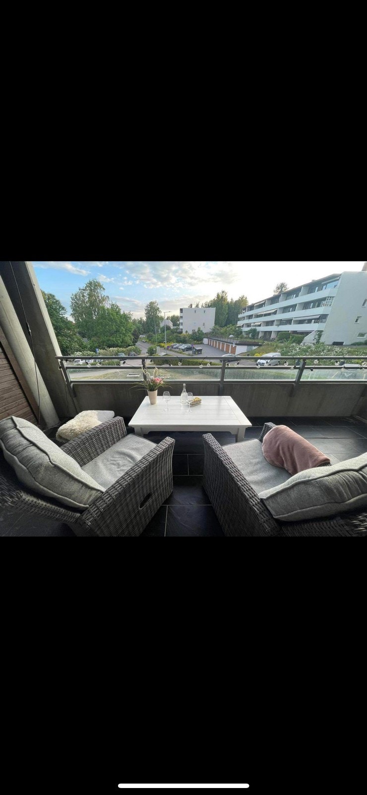 Stor balkong med sittegruppe og utsikt mot grøntområde. Her står også en 400 liters fryser som tåler å stå ute ned til –15 grader – perfekt for ekstra oppbevaring. Galleribilde