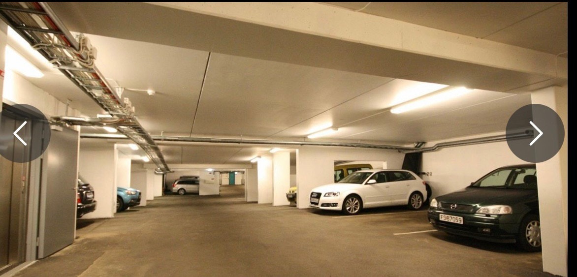 Leiligheten har egen parkeringsplass i oppvarmet garasje, rett ved heisen som går direkte til inngangsdøren – praktisk og trygt året rundt. Galleribilde