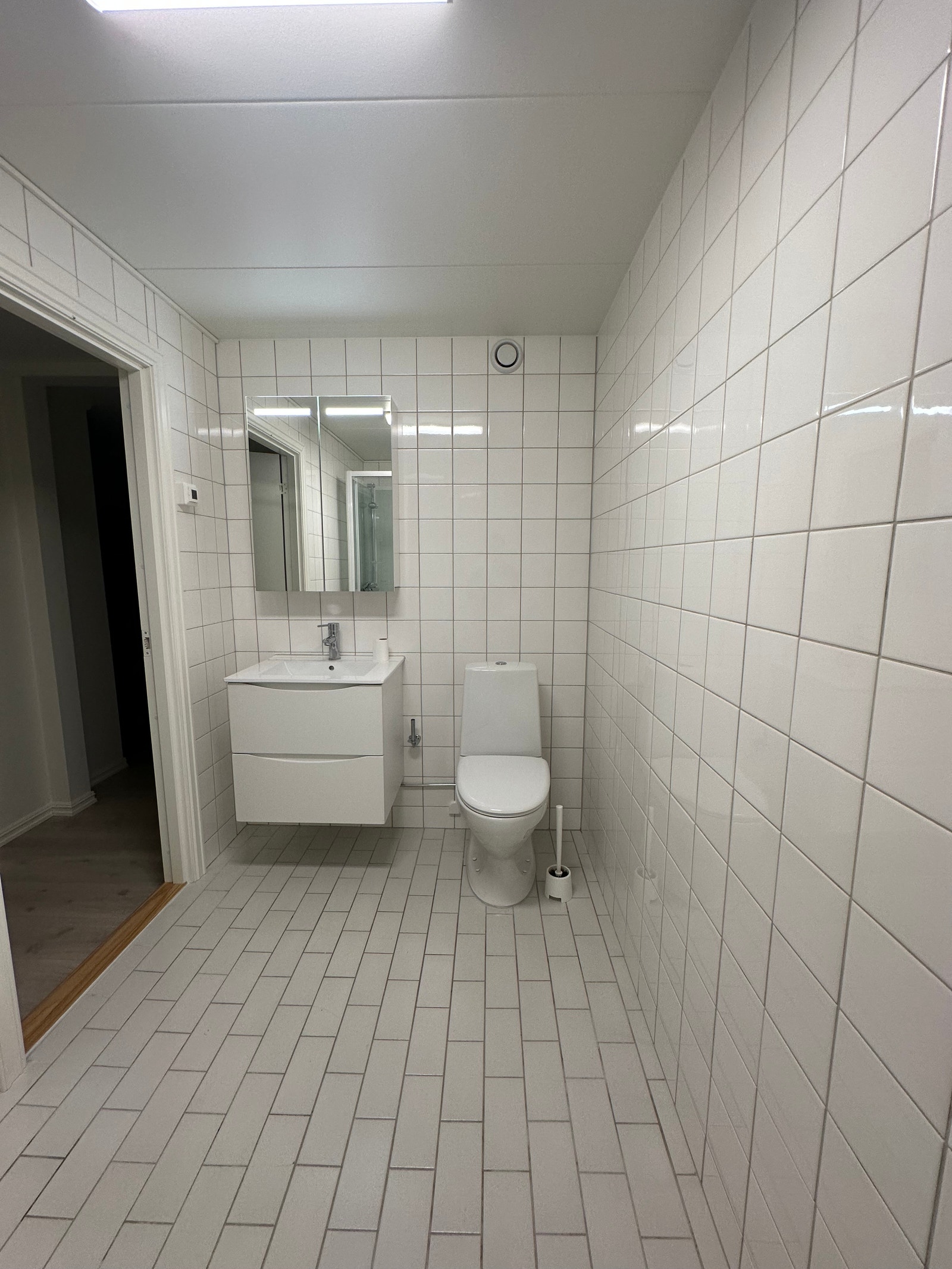 Bad med servant og dusjkabinett Galleribilde