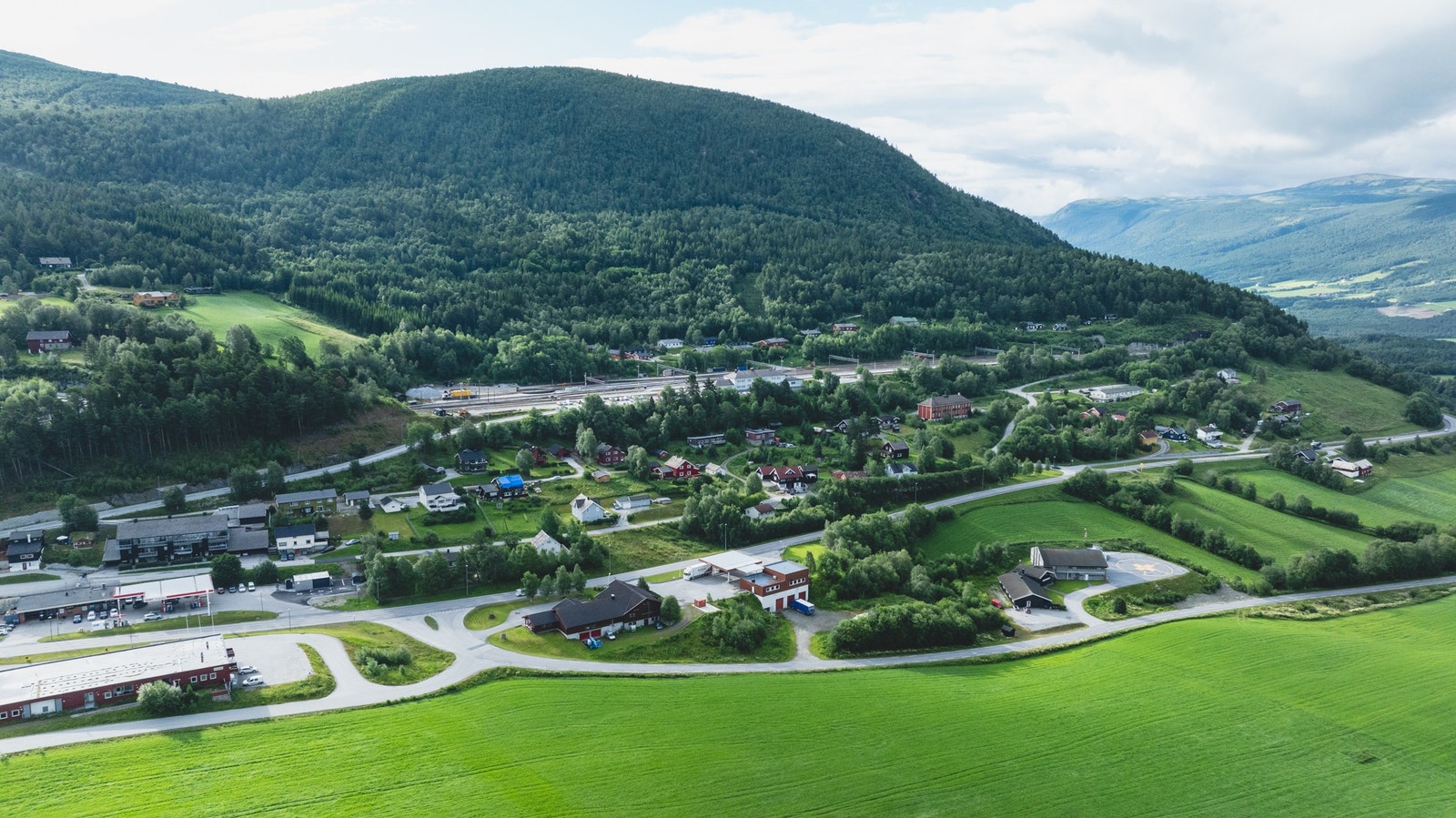 Søre del av Dombås sentrum, med jernbanestasjonen. Galleribilde