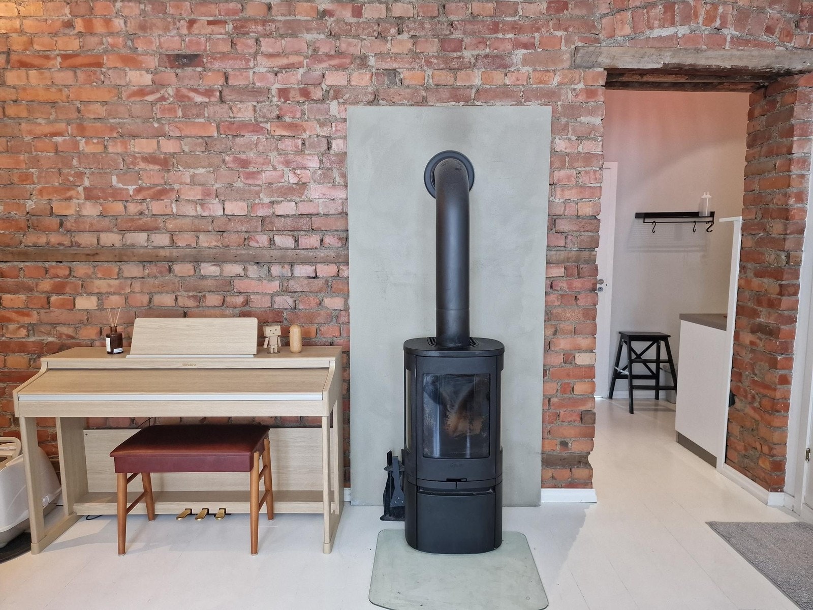 Stuen har også peis og piano Galleribilde