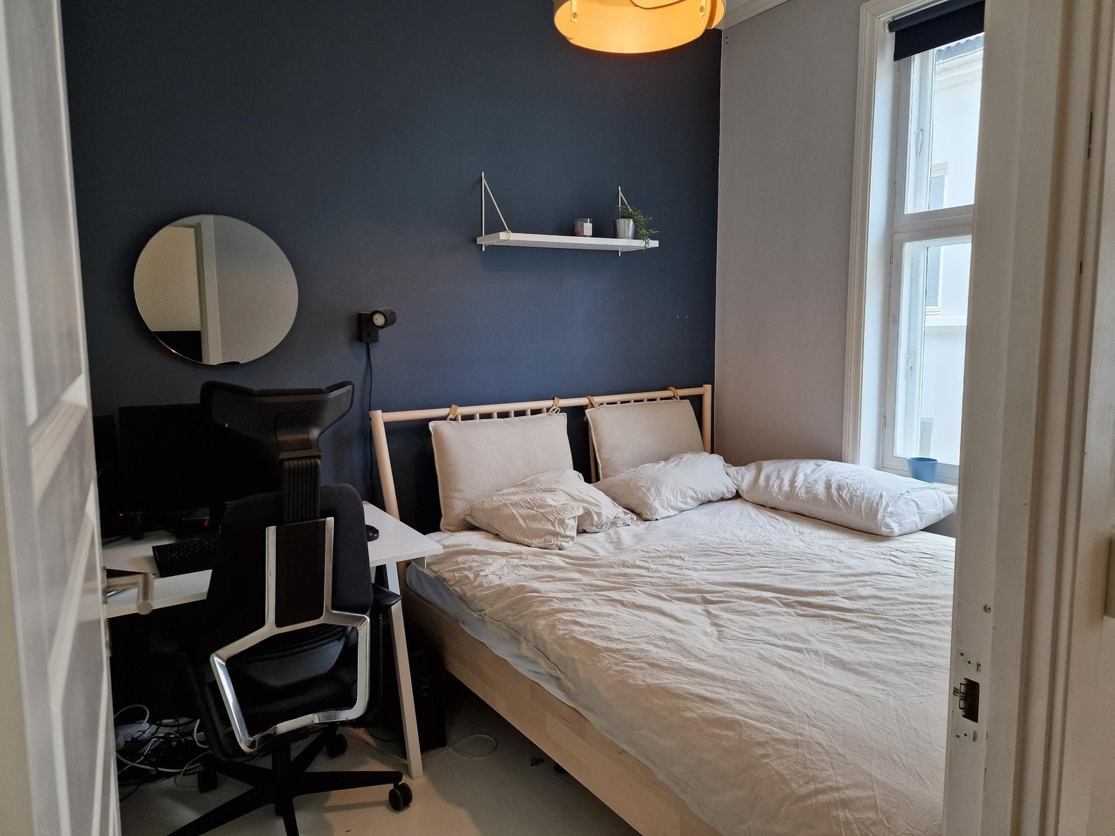 Sengen er 160 stor og rommet vender mot rolig bakgård Galleribilde