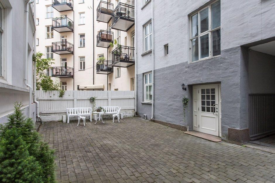 Rolig bakgård med planter og møbler Galleribilde