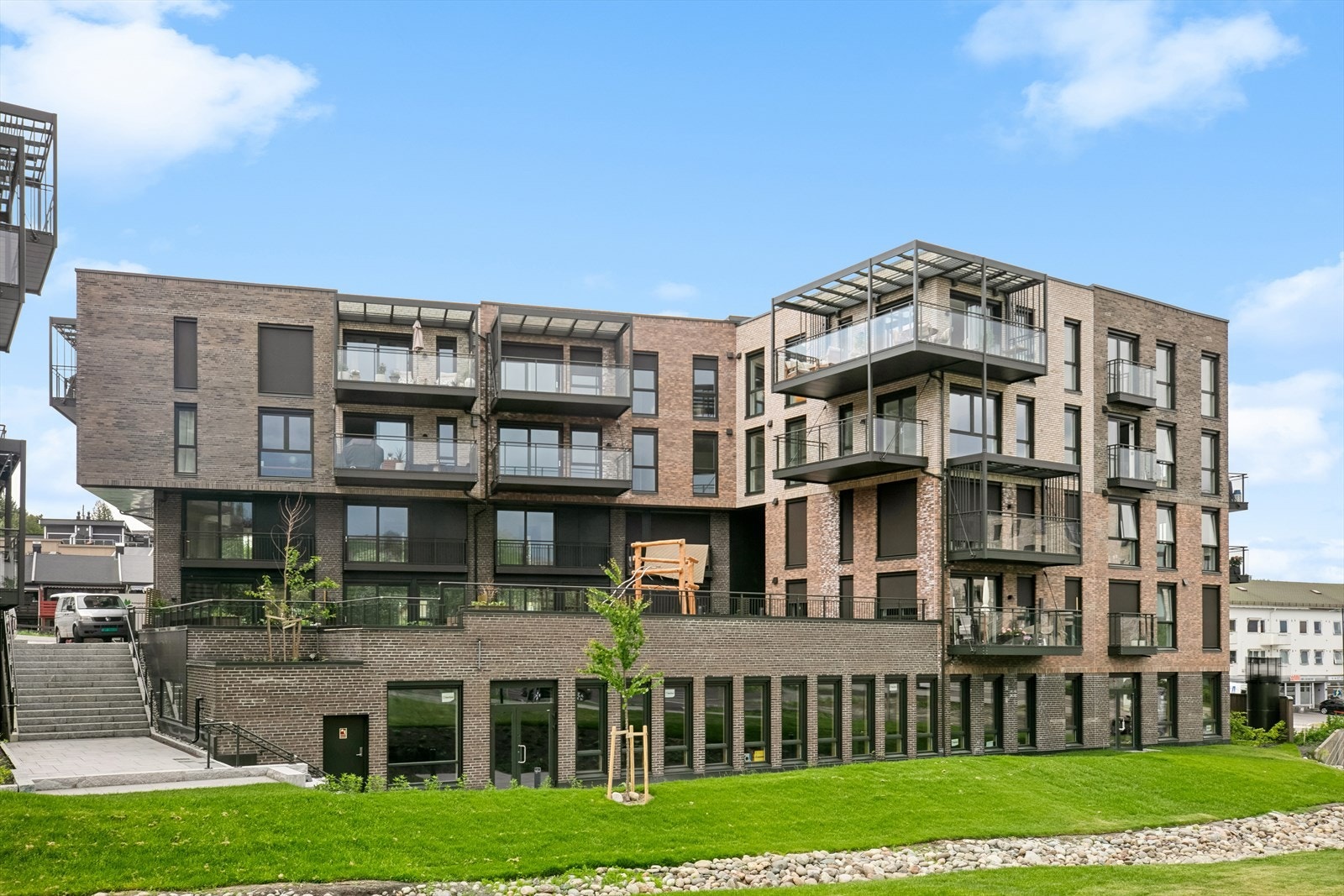 Flere av leilighetene ligger ut mot parken og den fine broen som går over bekken. Galleribilde