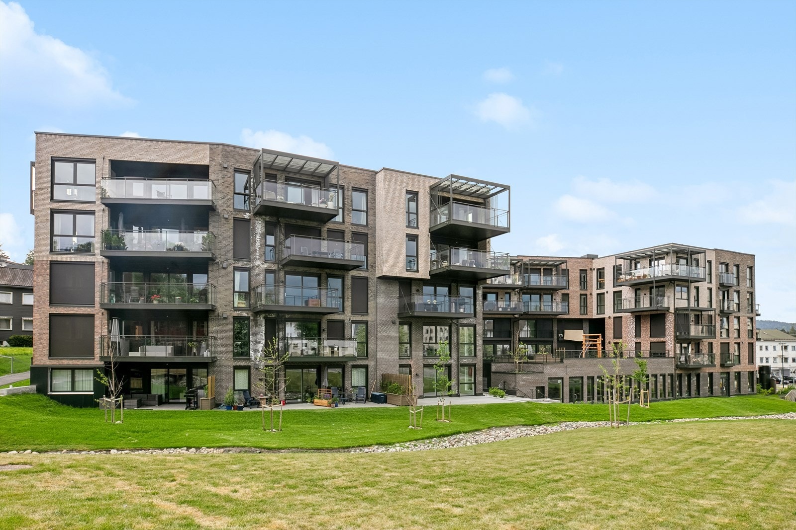 Parken Fjellhamar består av to hus med et hagetun i mellom. Galleribilde