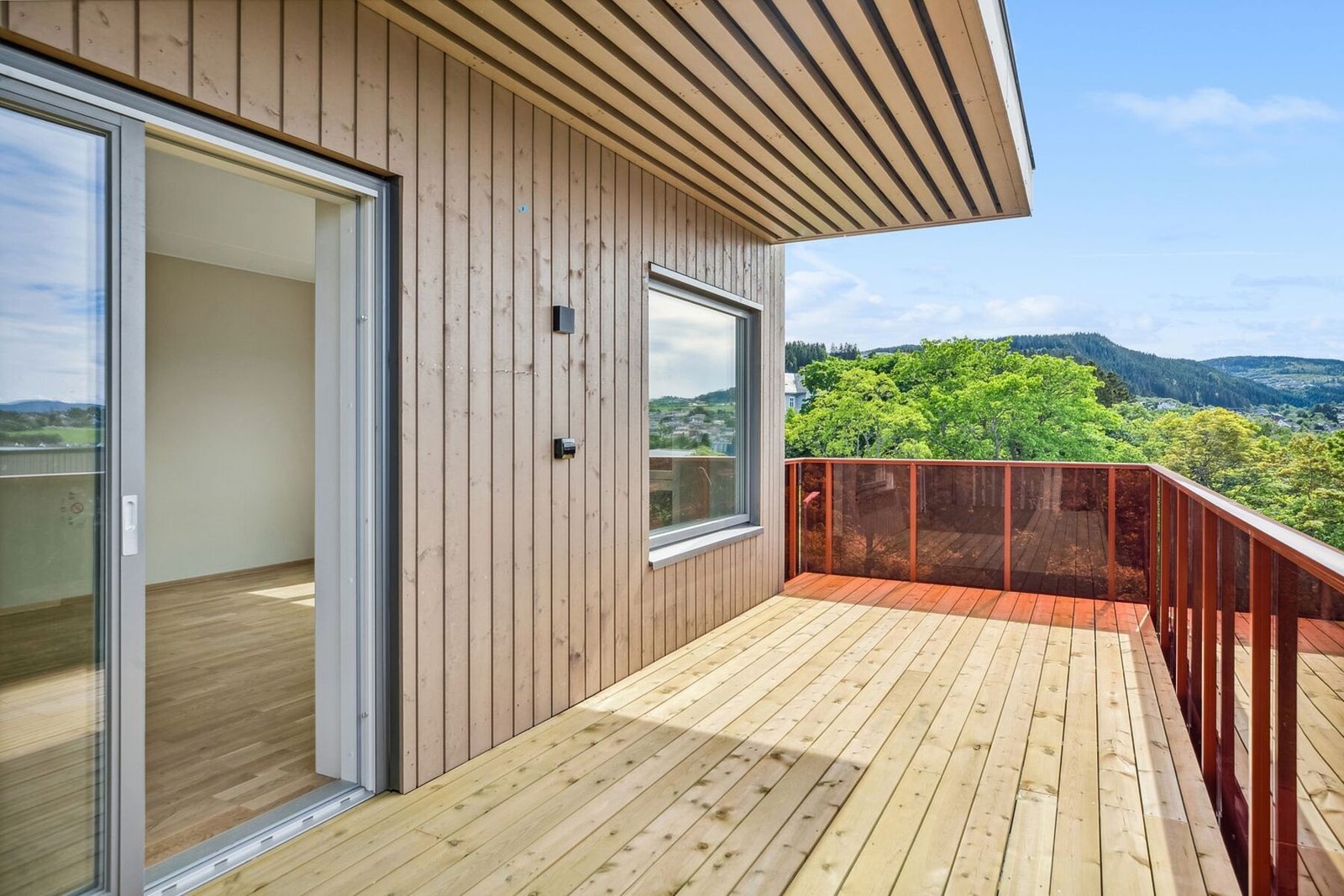 Forleng stuen på sommerstid med denne flotte terrassen med å åpne skyvedørene. Galleribilde