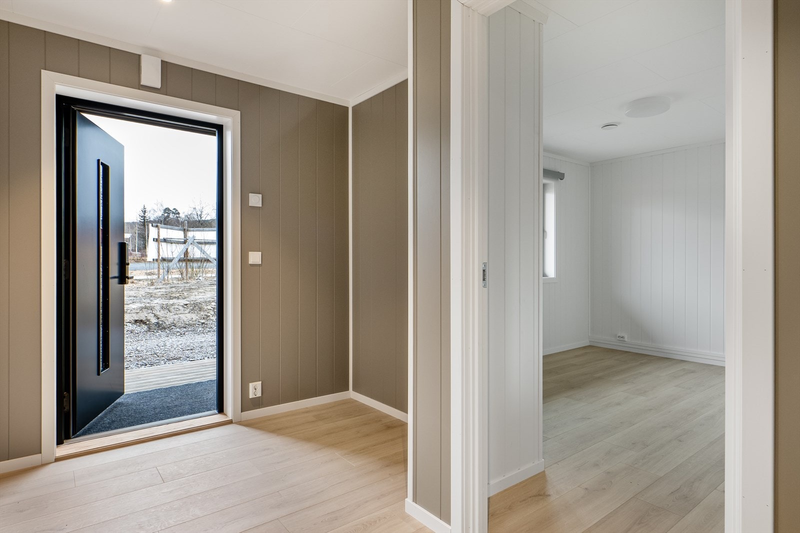 Inngangsparti med god plass til avhenging av yttertøy. Galleribilde