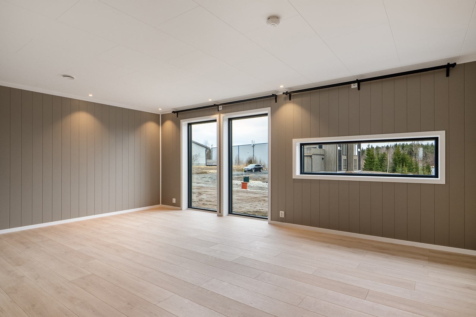 Romslig og fin stue med lekre detaljer og store vindusflater. Galleribilde