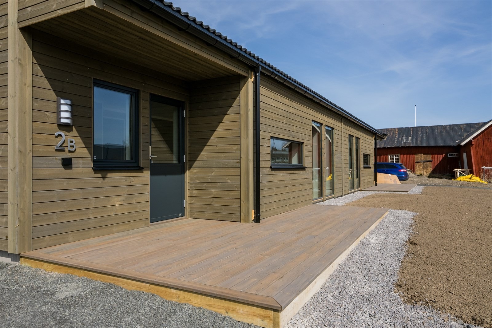 Koselig inngangsparti med terrasseplatting. Bildene er fra tomannsboligen som er ferdig oppført og kan avvike noe fra salgsobjektet. Galleribilde