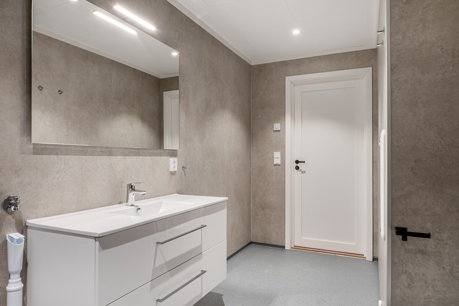 Badet har vannbåren varme i gulvet. Galleribilde