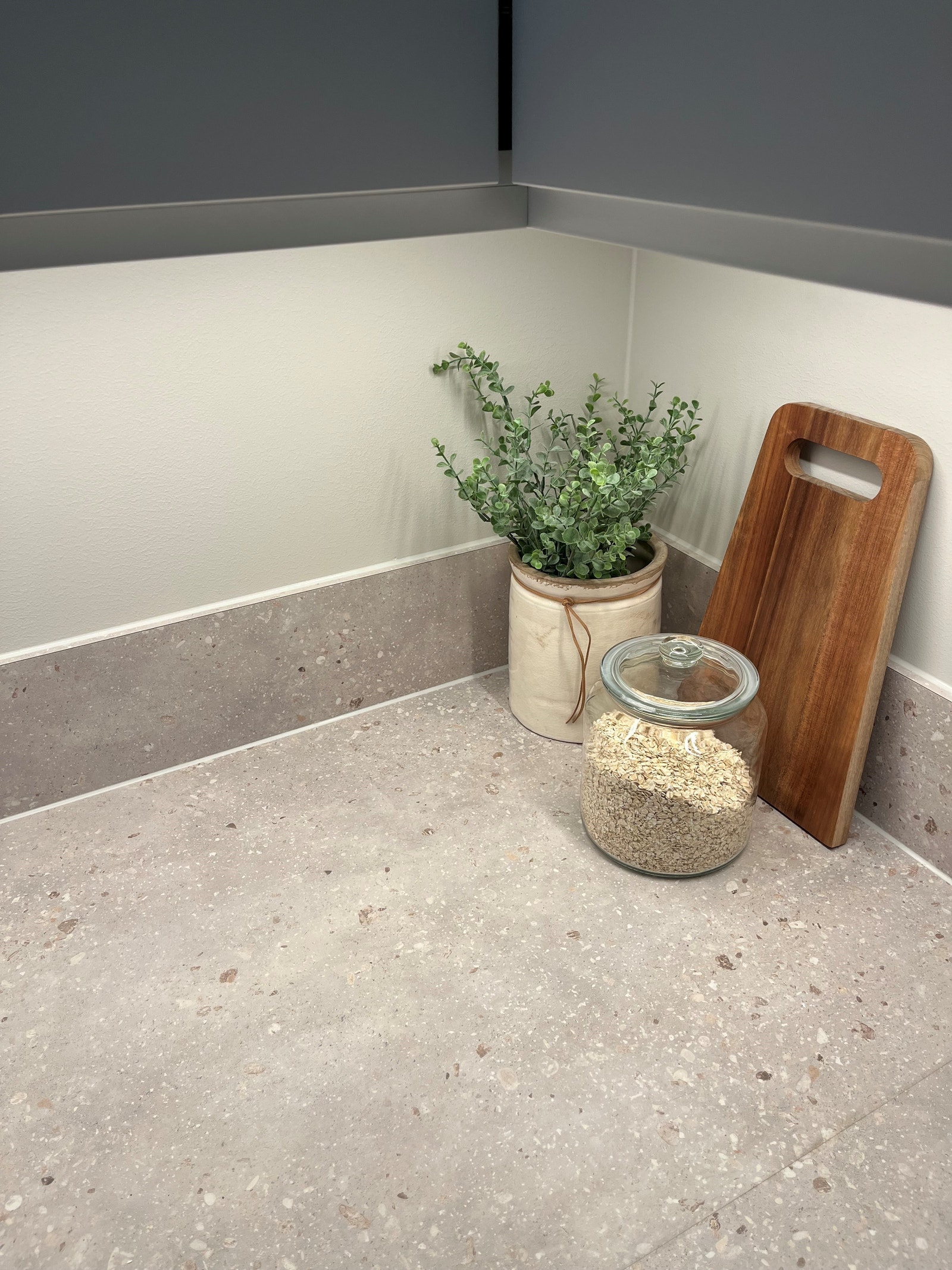 Velfig fin benkeplate i "laminat - delaware stone" med smart oppkantlist. Galleribilde