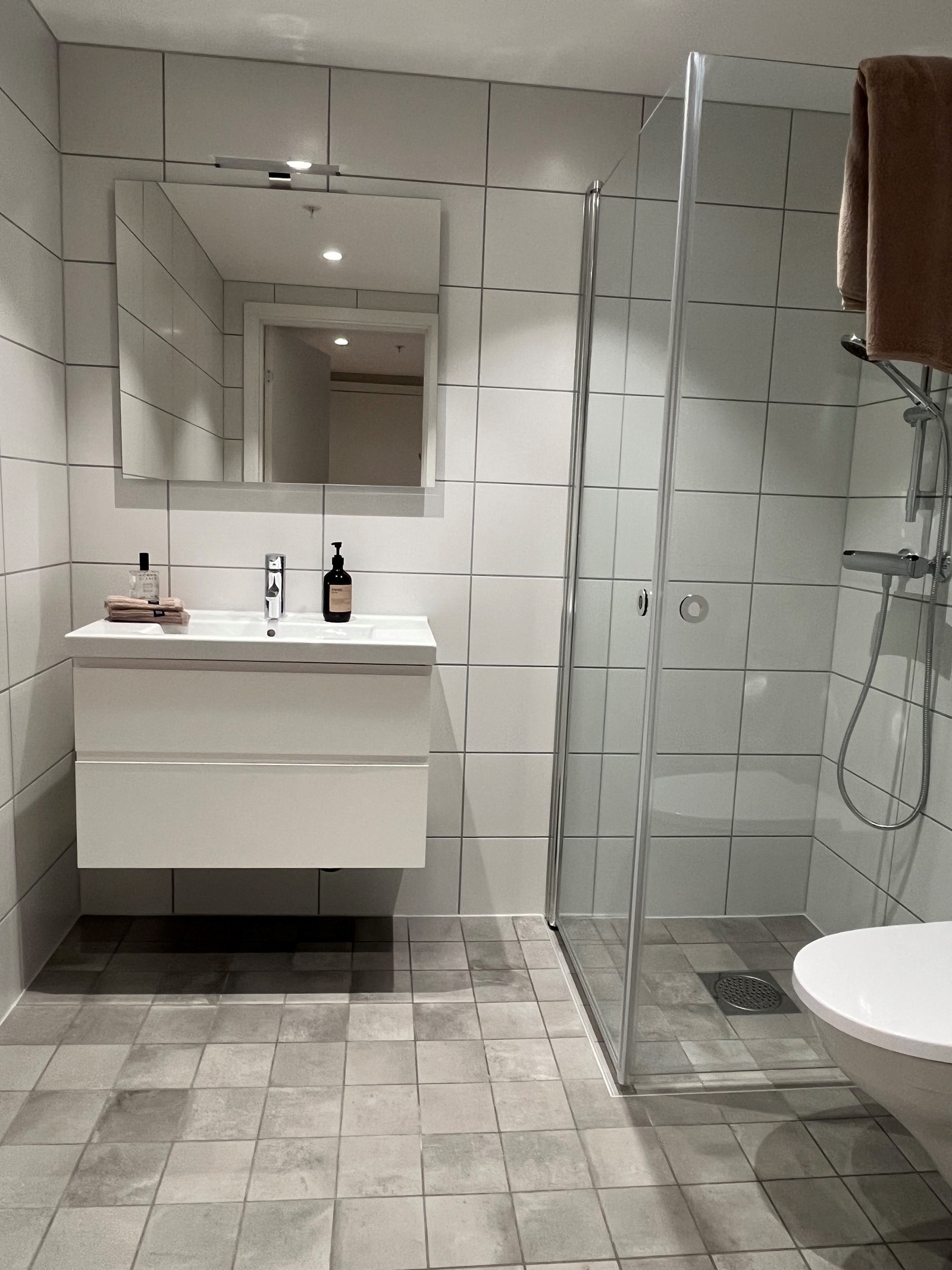 Ferdigstilt og innflyttingsklar! Her er bilde (tatt med mobiltelefonkamera) fra badet. Galleribilde