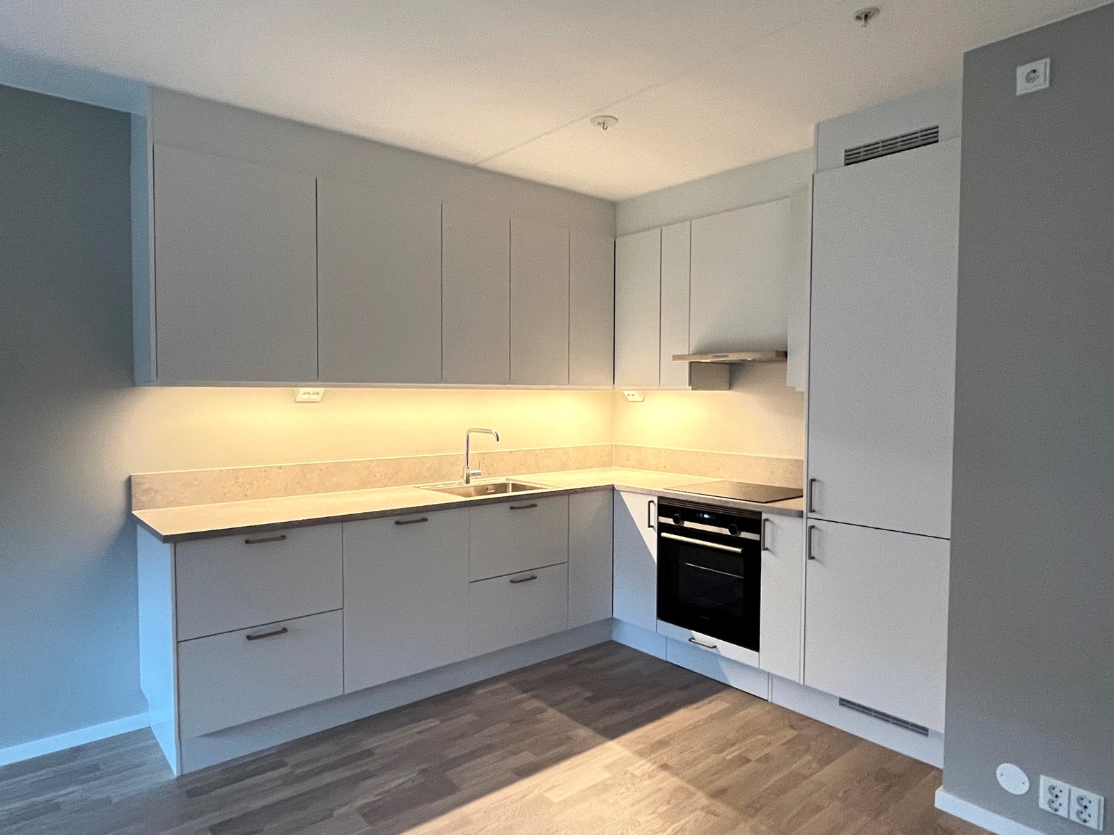 Ferdigstilt og innflyttingsklar! Her er bilde (tatt med mobiltelefonkamera) av kjøkkenet fra denne leiligheten. Integrerte hvitevarer medfølger. Galleribilde