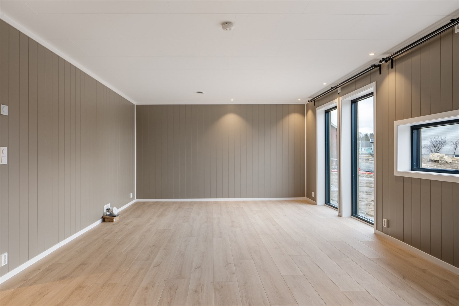 Stuen har god plass til sofakrok og spisestue. Galleribilde