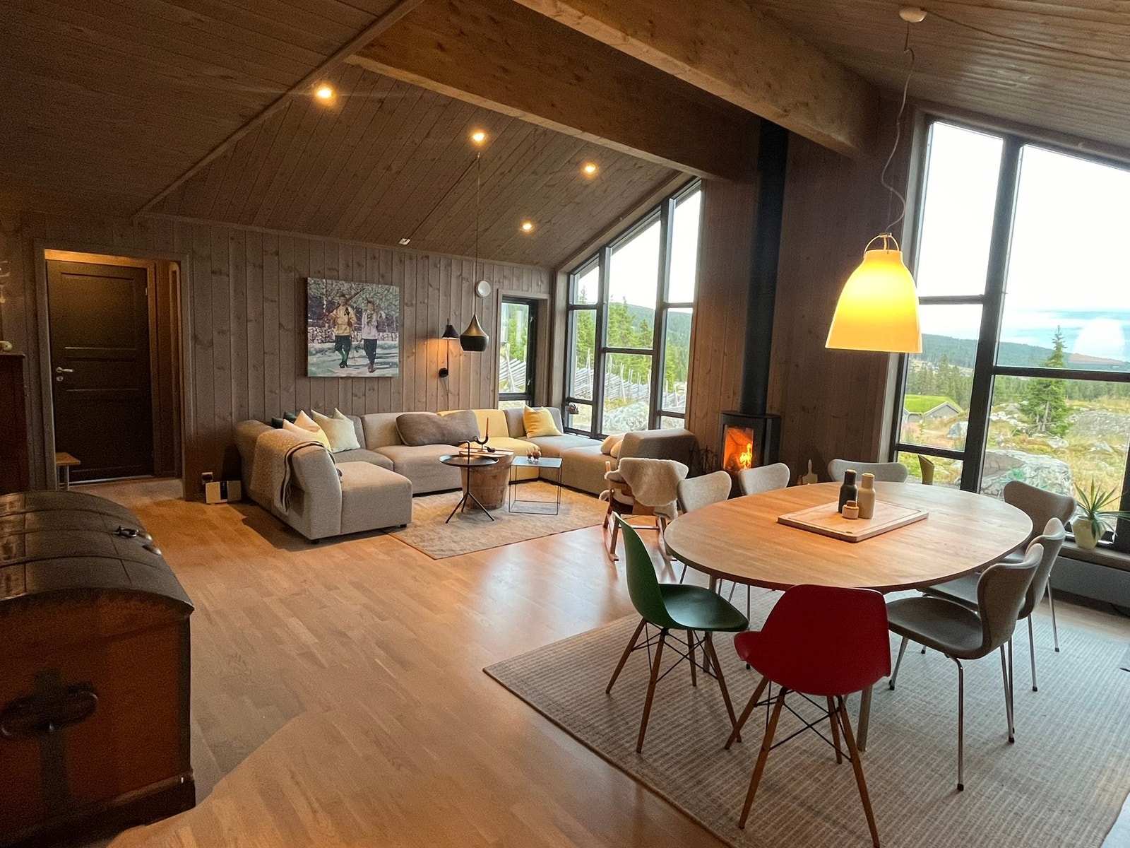 Spisestue med plass til mange rundt bordet Galleribilde