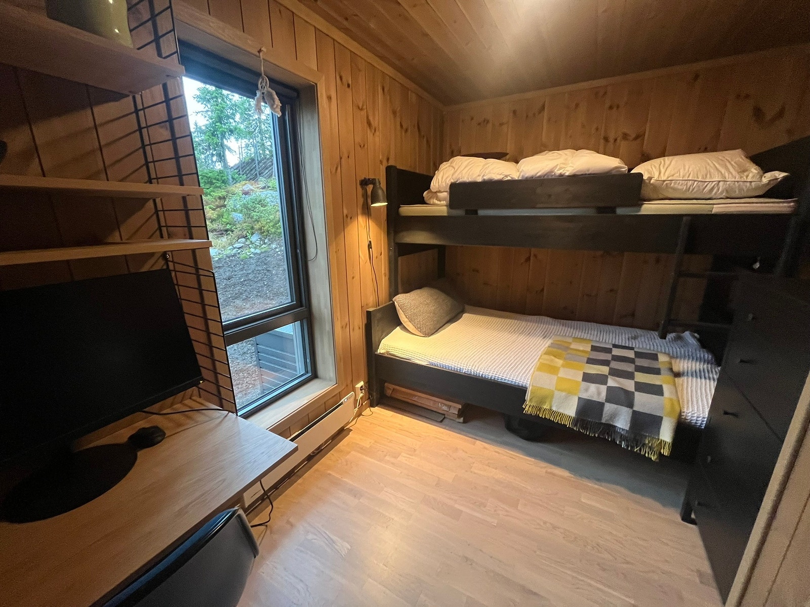 Soverom 2 med køyeseng og arbeidspult for hyttekontor Galleribilde