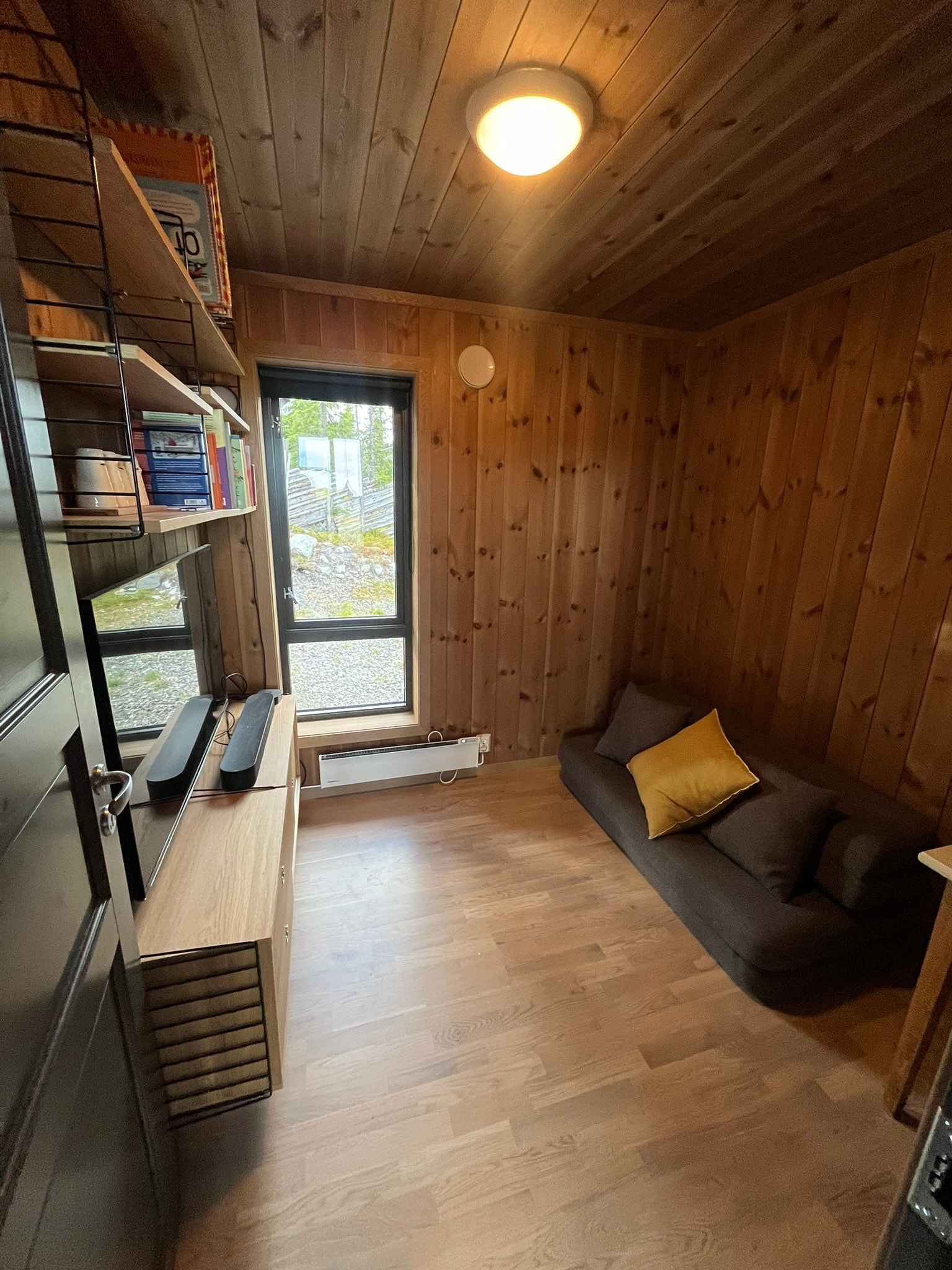 Soverom 5 (TV-stue) med liten sovesofa Galleribilde