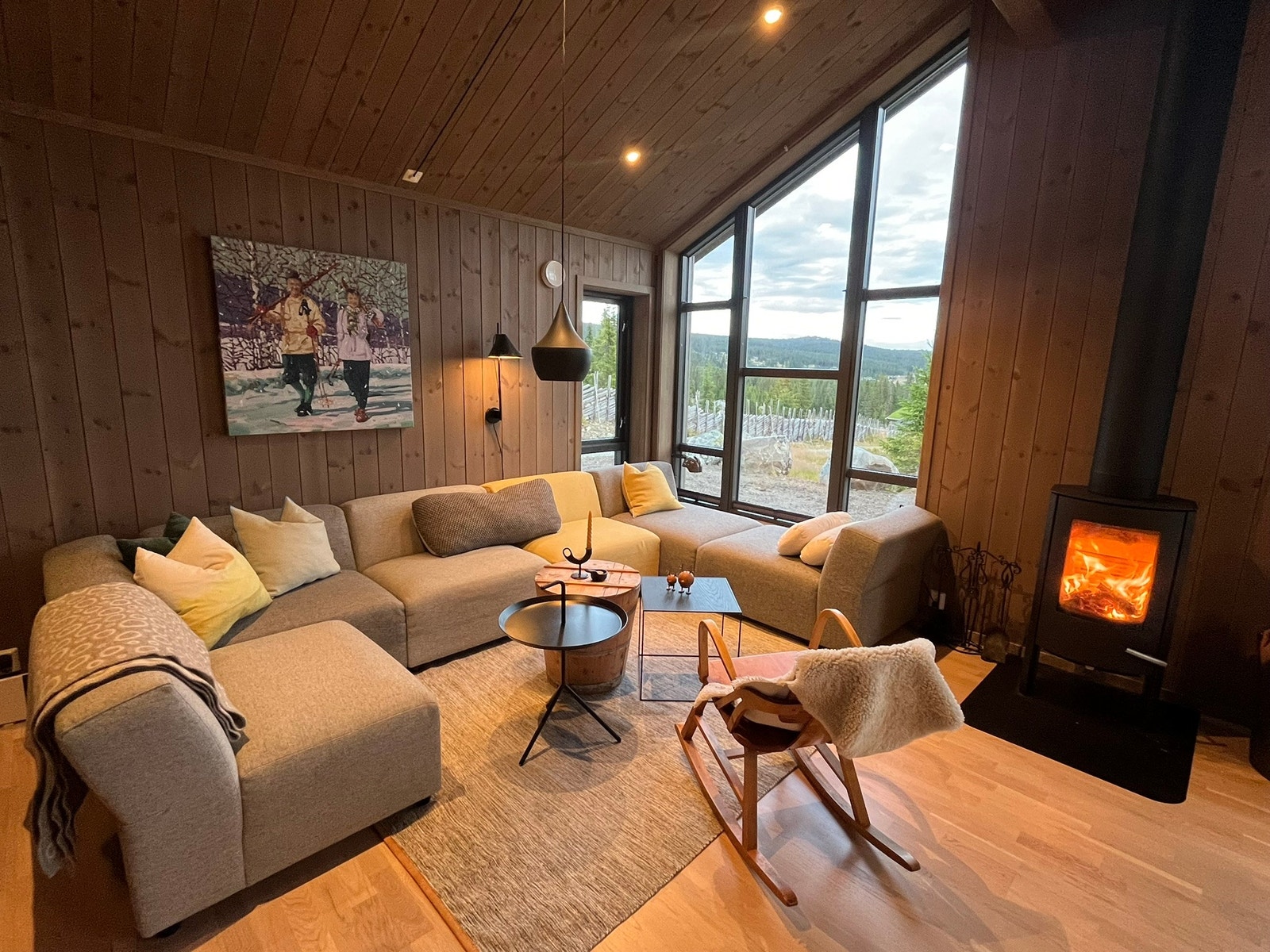 Stor og god sofa å sige ned i etter maten Galleribilde