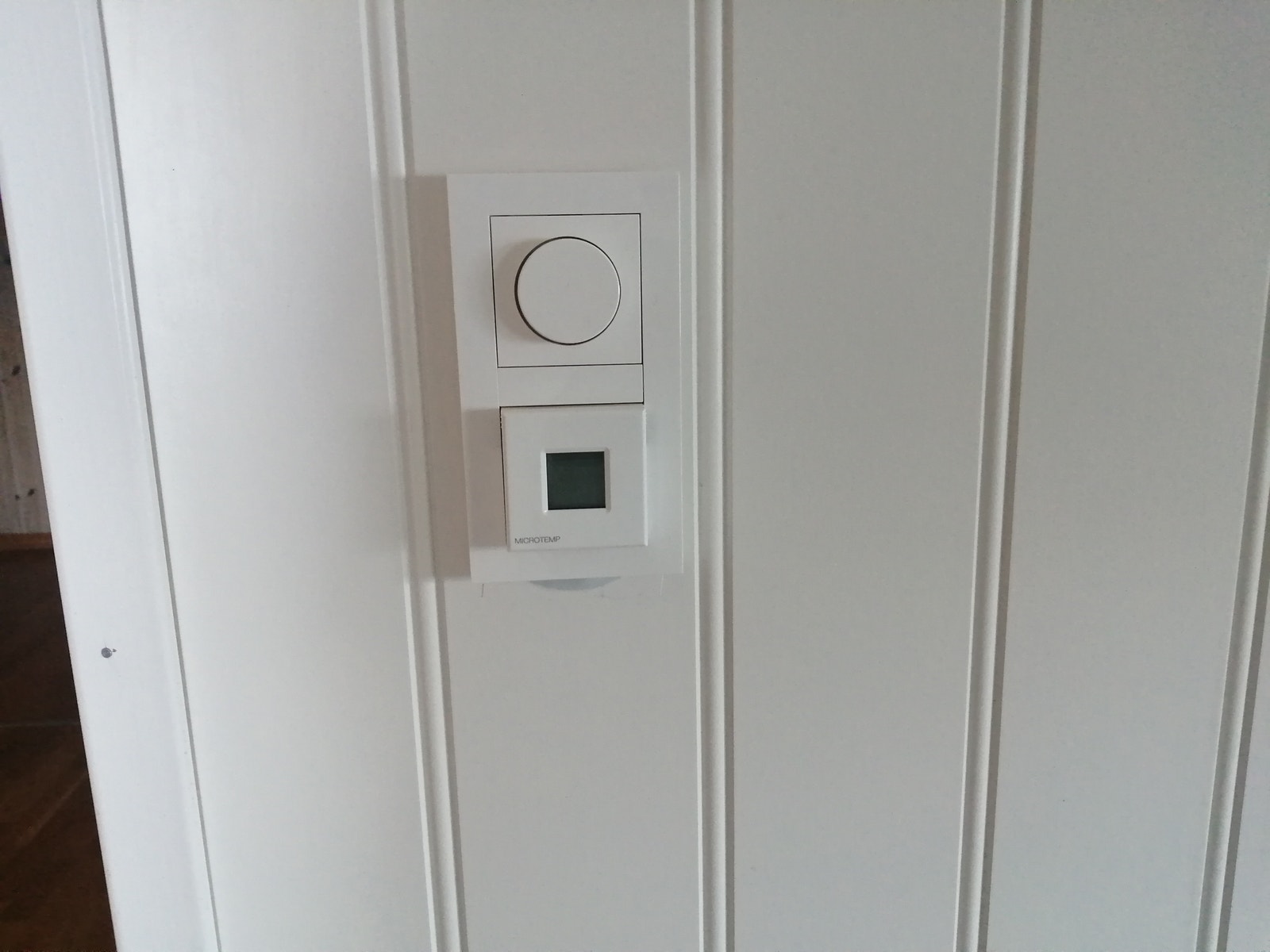 Varmekabel med termostat på kjøkken gulv. Fra 2021/22 Galleribilde