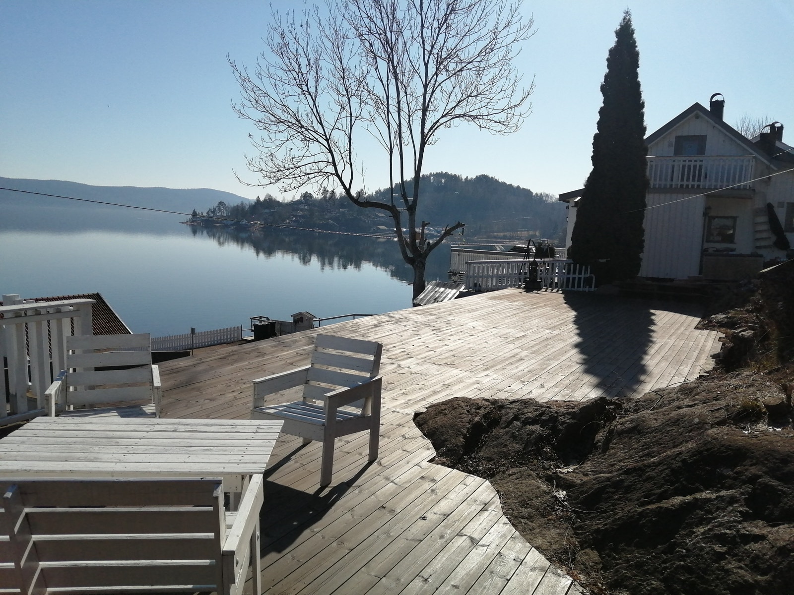 Ca 150 kwm terrasse fra nabotomt og 933 kwm tomt med egen strandtomt på 14, 8kwm. Kan også kjøpes ved inntresse.. Galleribilde