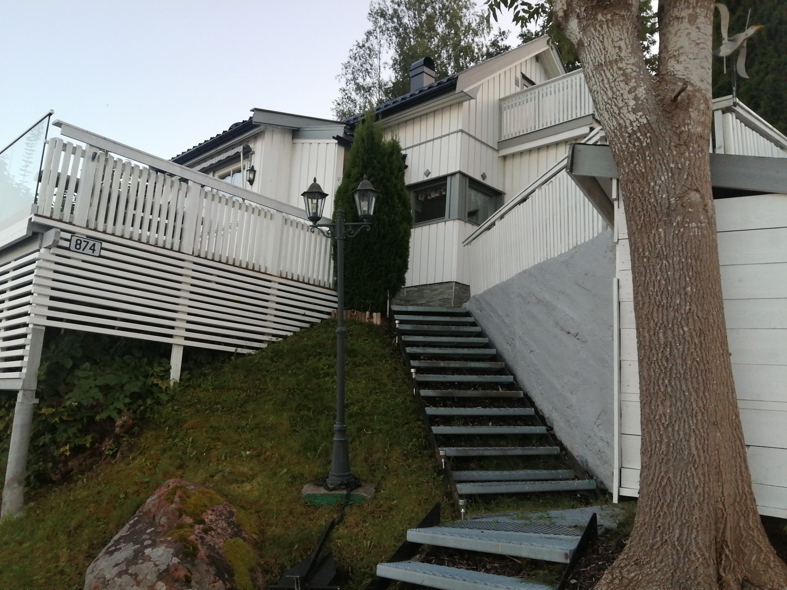 Alu.Trapp fra sti opp til huset. Galleribilde