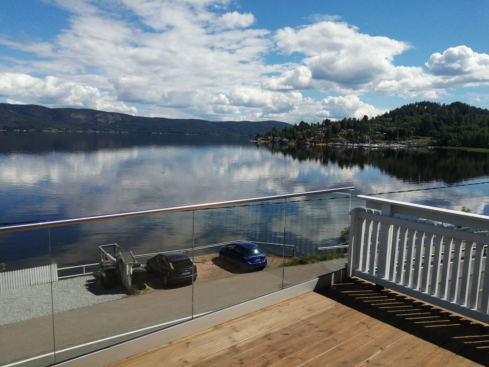 Utsikt fra terrasse ned på parkeringsplass langs svelvikveien. Galleribilde