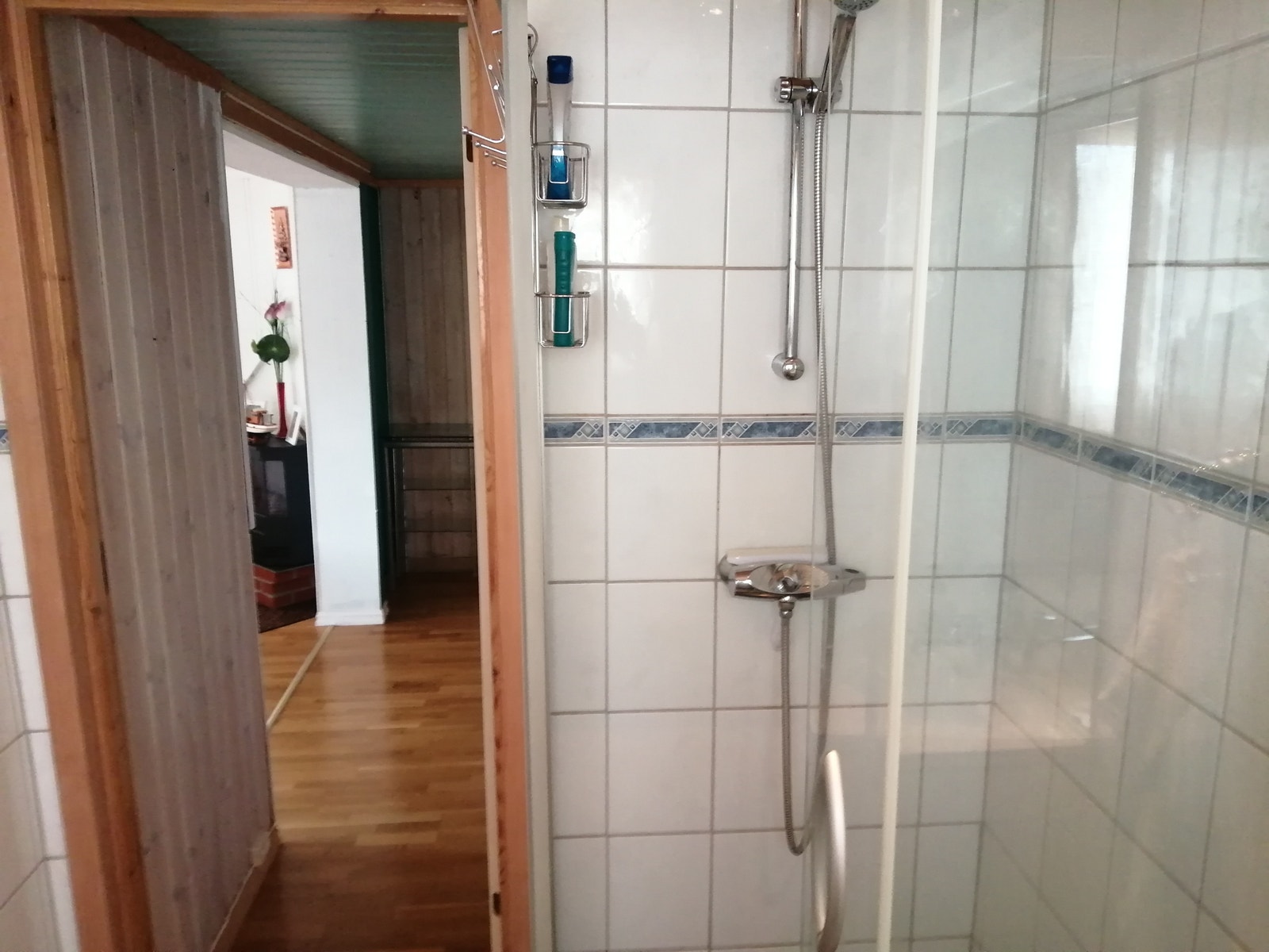 Badet er pusset opp på 2000 tallet med fliser på gulv og vegg. Varmekabler og downligts. Galleribilde