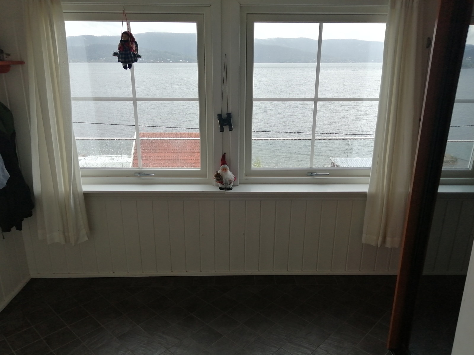 Utsikt fra gang. Vinduer 3 lags fra 2012. Galleribilde