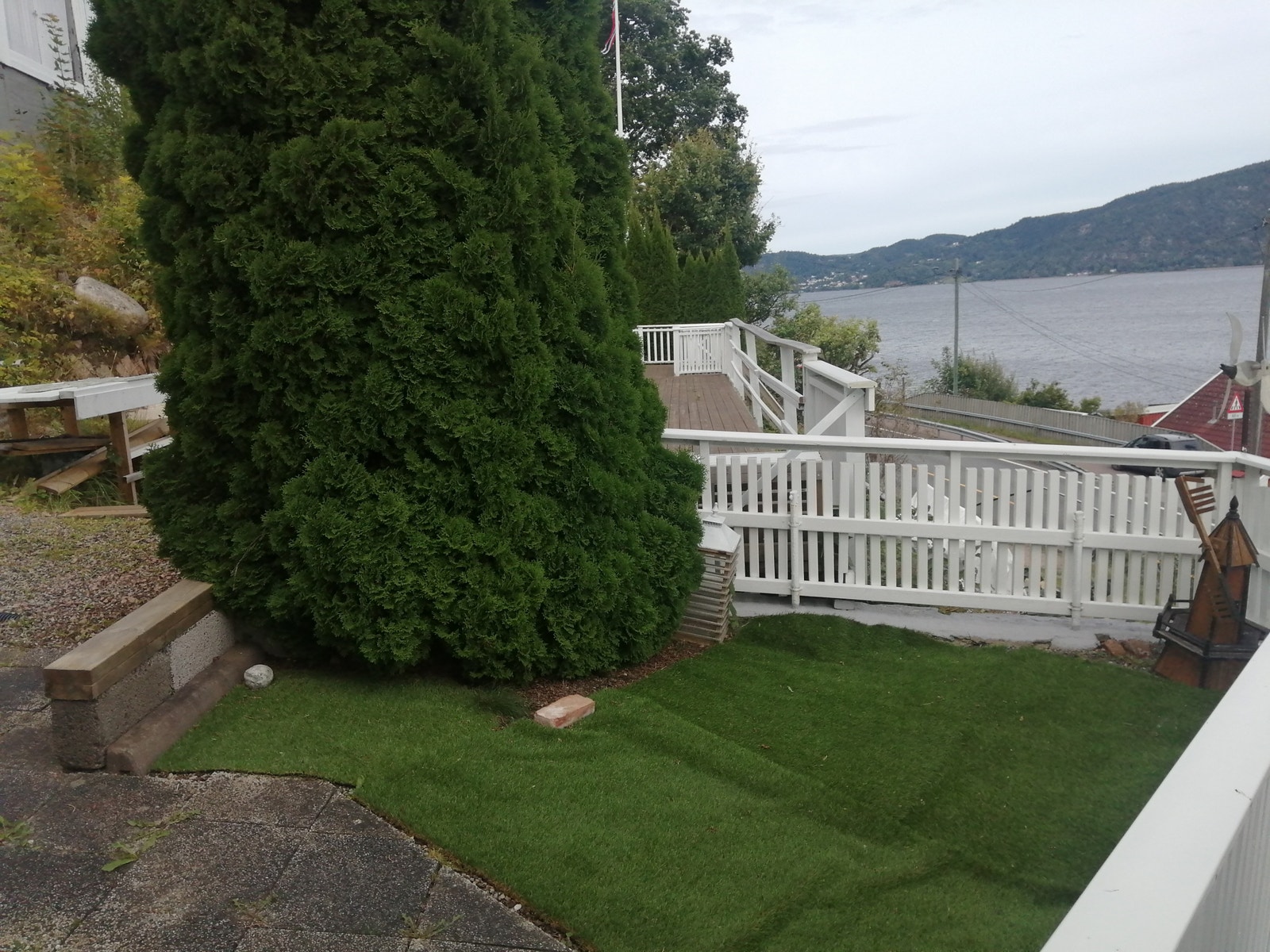 Liten lettstelt hage mot Drammen med kunstgress. Galleribilde