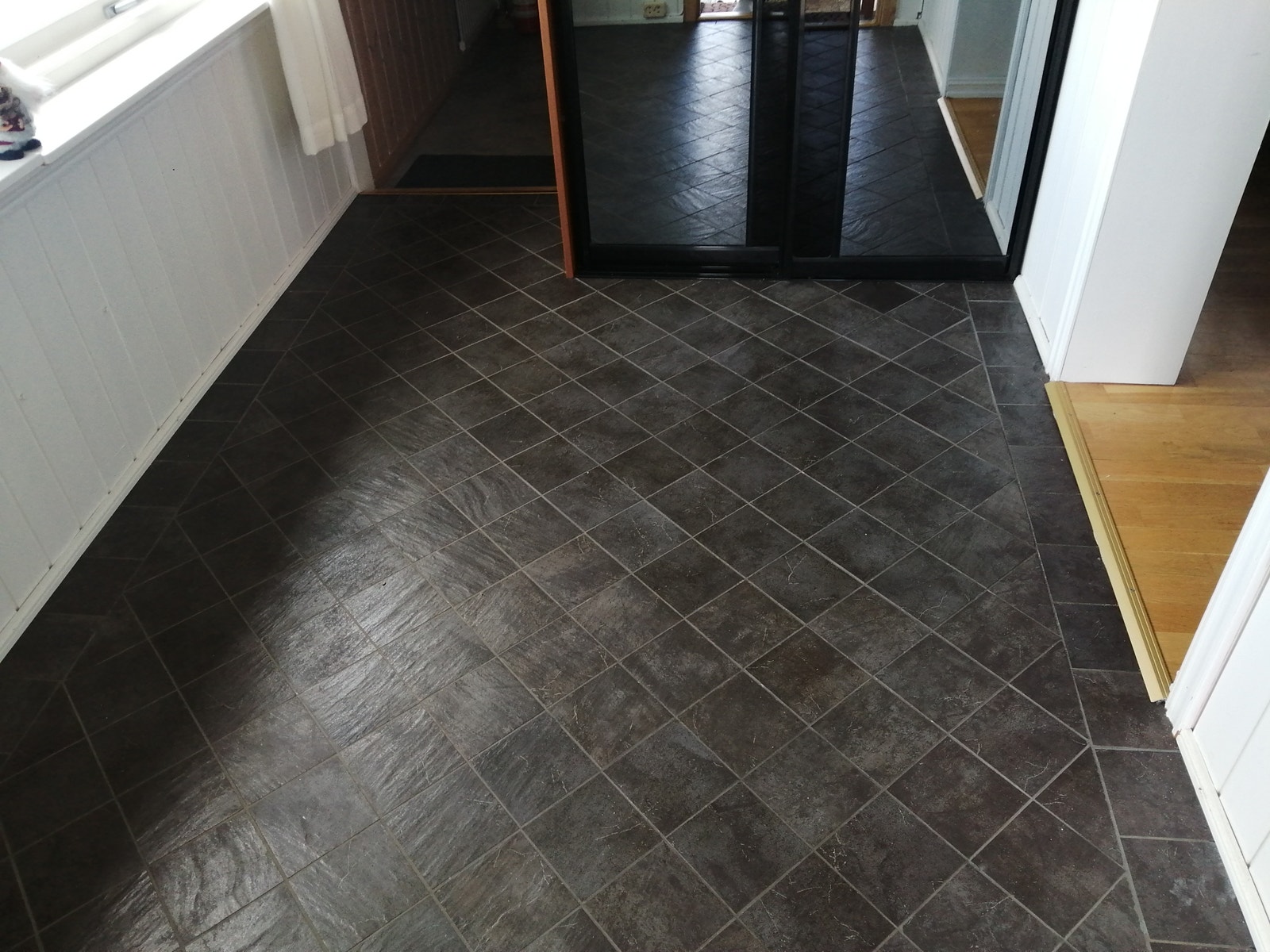 Gulvet er flislagt med varmekabler.. Pusset opp i 2012. Nye vinduer. Galleribilde