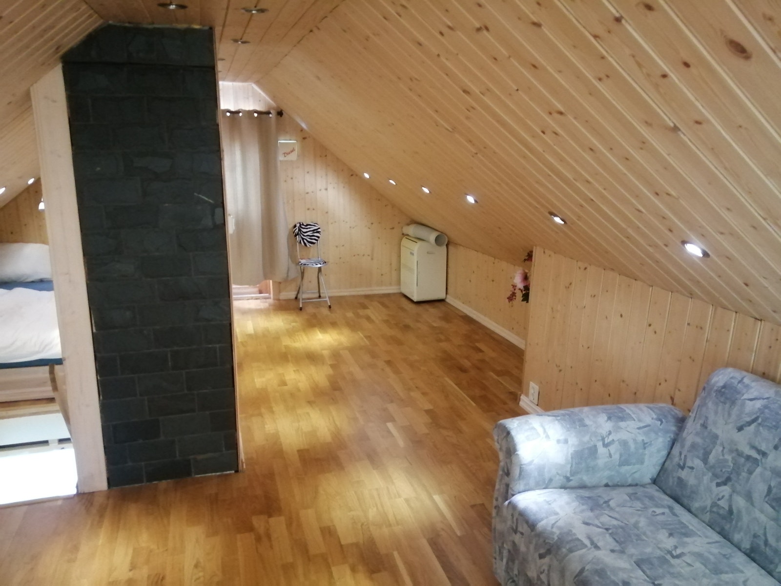 2 etg. Her har det tidligere vært 2 soverom på ca 10kwm hvær. Galleribilde