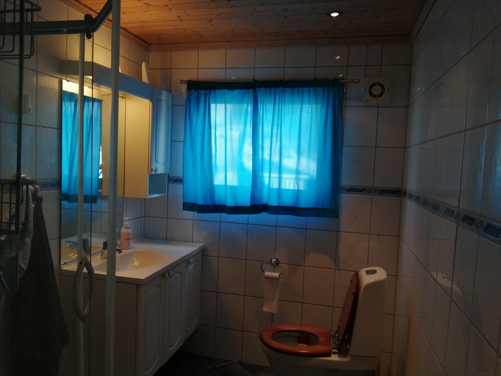 Badet er på ca 5 kwm så eget vaskerom ble bygget på 2000 tallet for å frigjøre plass på badet. Galleribilde