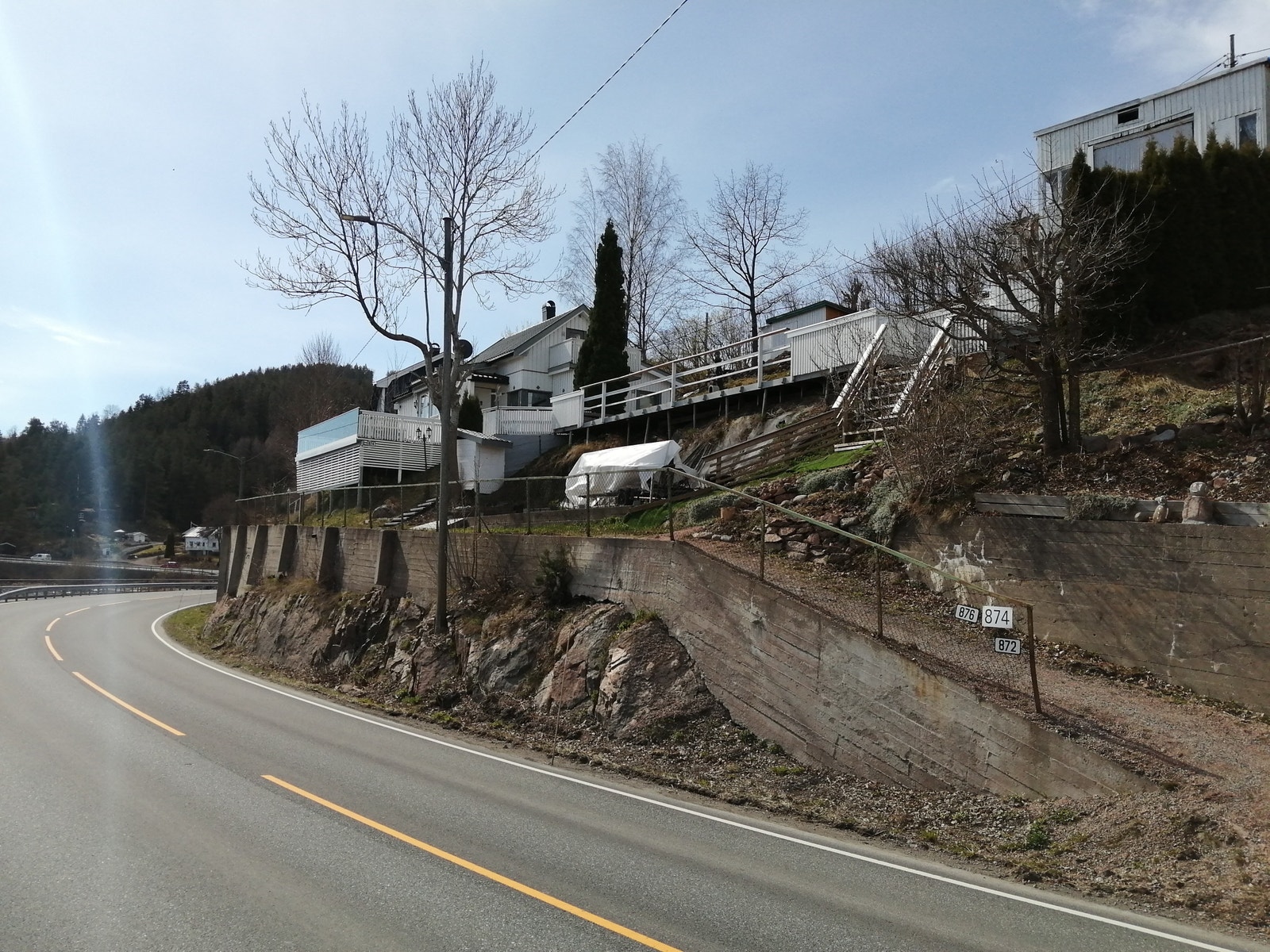 Adkomst via svelvikveien. Ca 25 meters gange på sti fra svelvikveien. Galleribilde