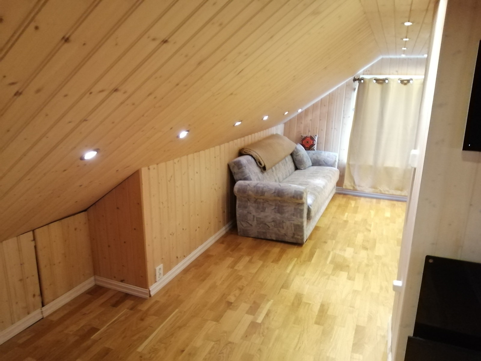 Soverom 2 og 3 er en åpen løsning i 2 etg.. Pusset opp på 2000 tallet med parkett på gulv og trekledning på vegg og tak. Spotter i vegg og tak. Ca 20 kwm totalt i 2 etg. Takhøyde er under 220 cm så ikke oppført som primærom Galleribilde