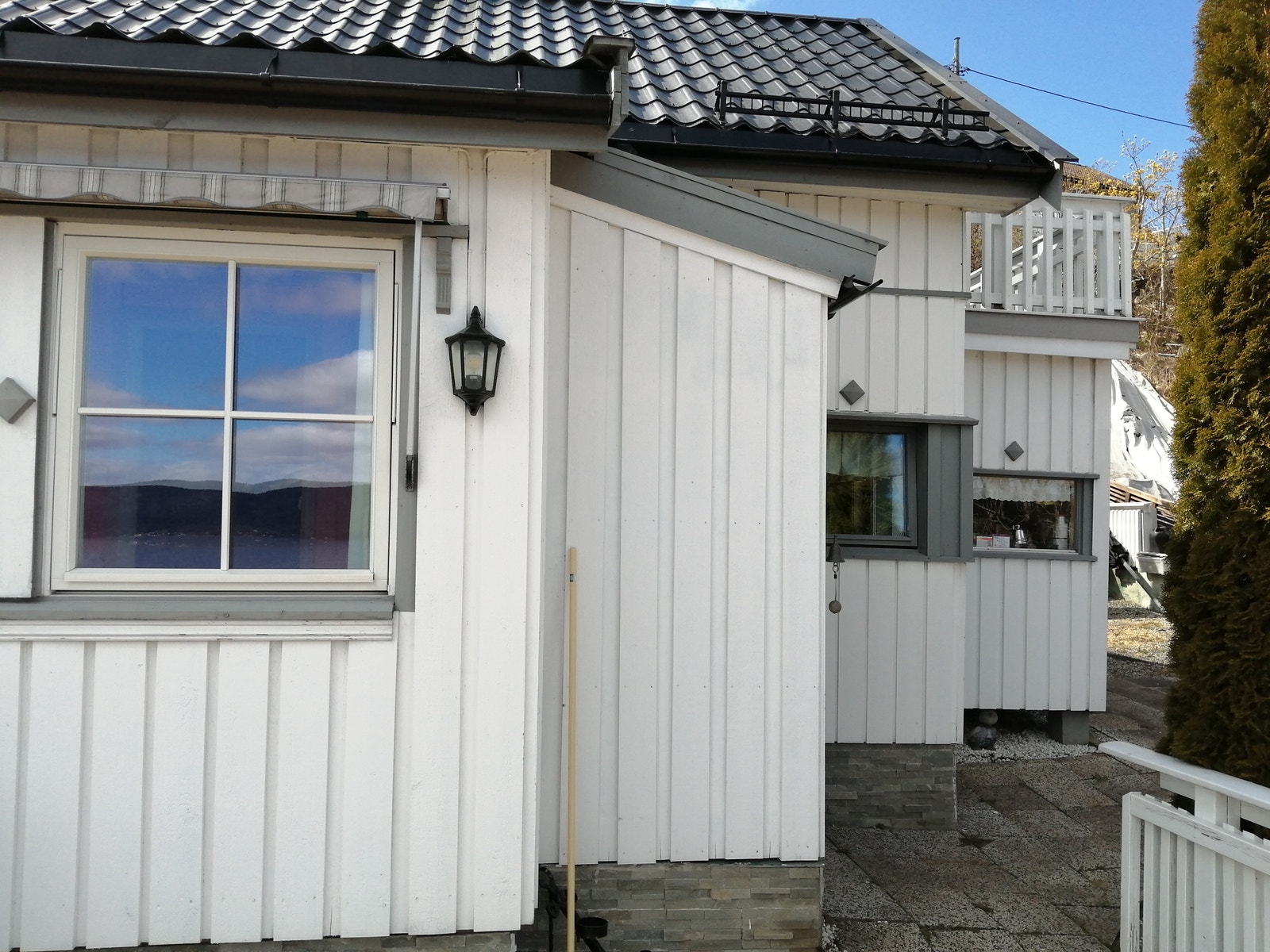 Deler av fasaden ut mot fjorden. Galleribilde