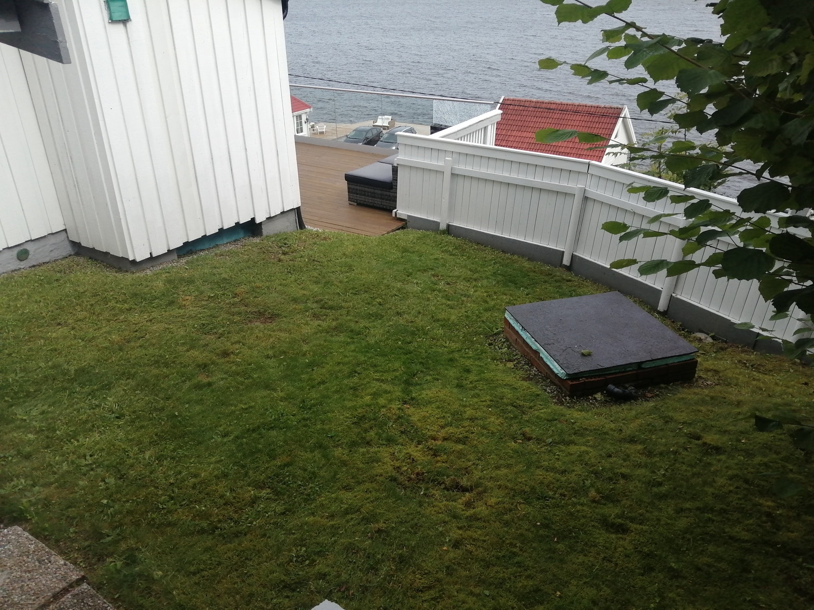 Liten lettstelt hage mot Svelvik. Galleribilde