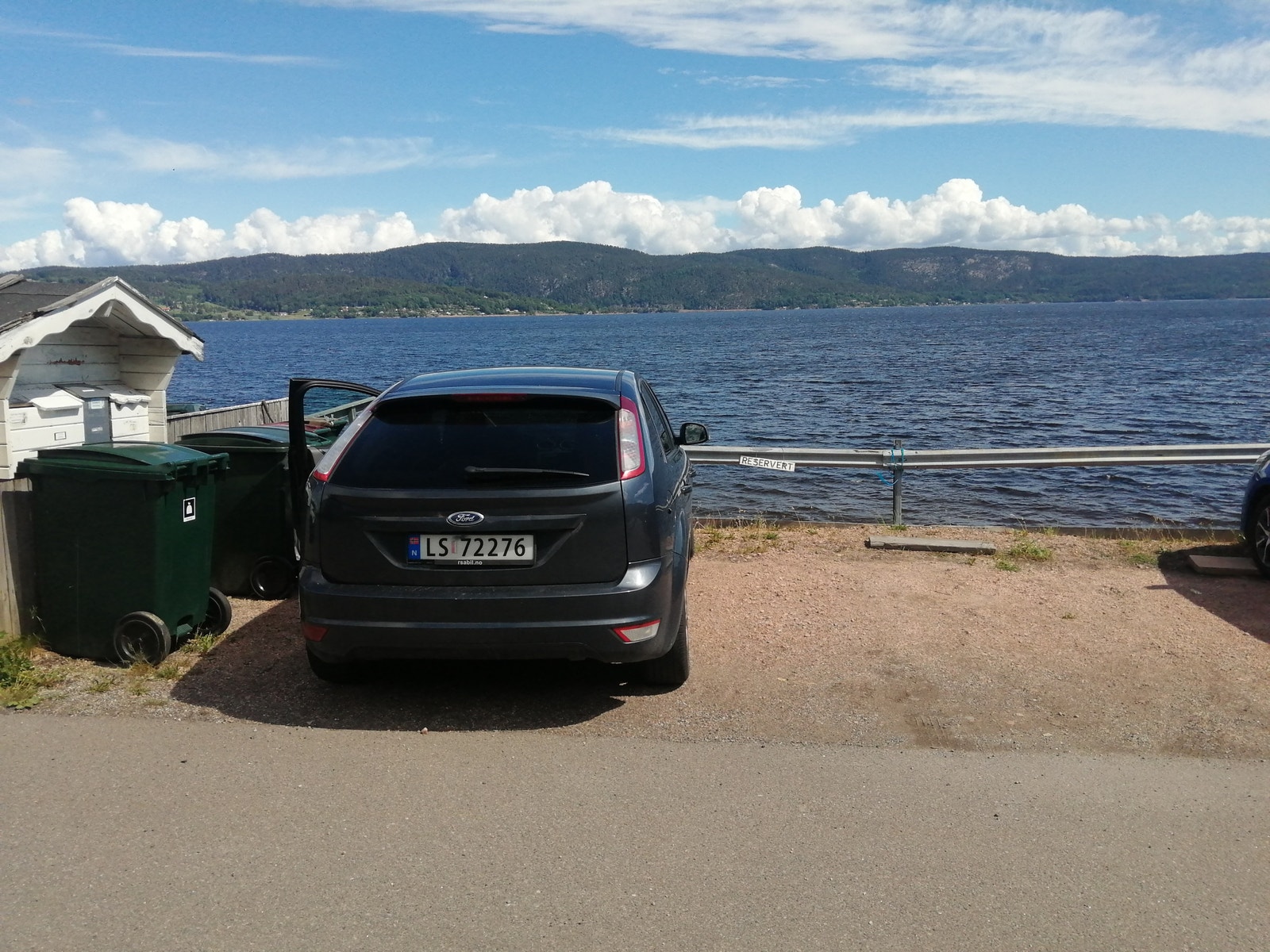 Reservert parkering. Postkasser og søppledunker 1 meter fra parkeringsplass.. Galleribilde